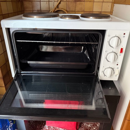 Electric oven with 3 burners like new, includes grill and baking tray