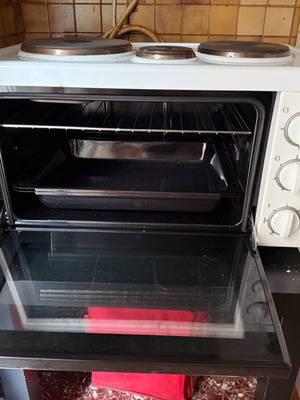 Electric oven with 3 burners like new, includes grill and baking tray