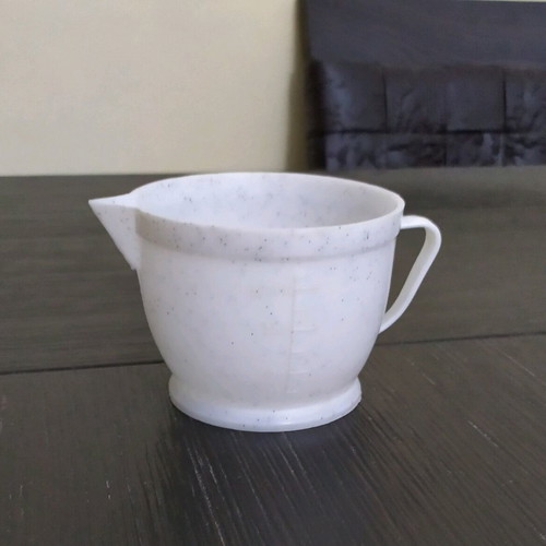 Pack of 2 lemon squeezer and plastic cup like new