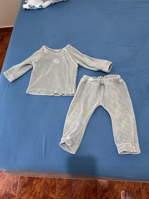 Clothing set for 12 months like new, suitable for girls and boys