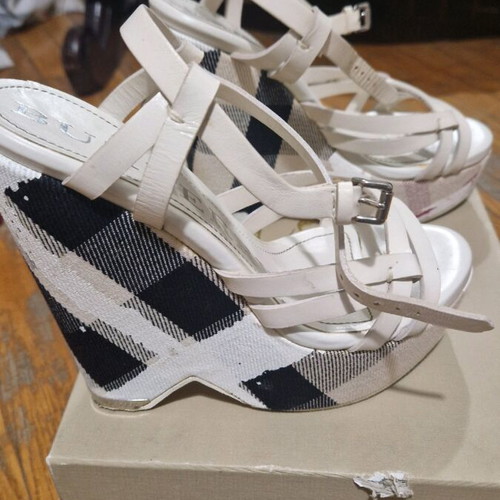 Burberry platforms like new, beige leather with signature print