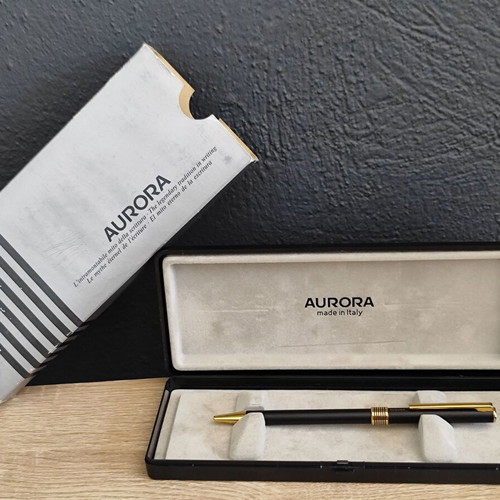 Aurora Sfera 332 pen used with gold details