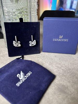Swarovski сребърни обеци лебеди като нови с кутия и калъф