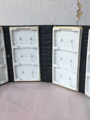 Cassette case with 12 slots handheld