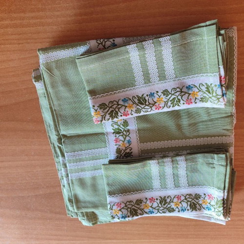 Vintage dining tablecloth set with 6 napkins, green floral embroidery