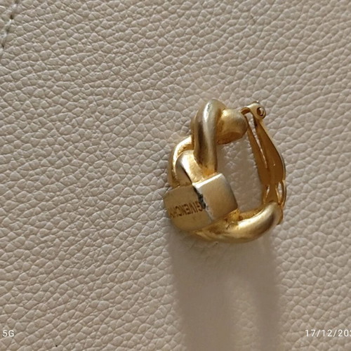 Givenchy clip earring used, gold color
