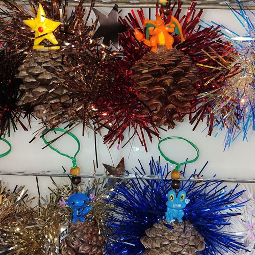 Pinecone Christmas ornaments new, set of 12 with storage box