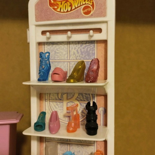 Barbie toy store 2000 with missing parts, collectible display stand