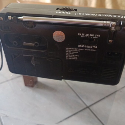 Portable radio like new with batteries and clock