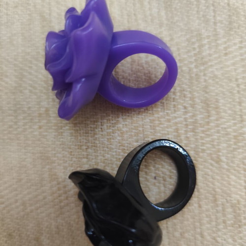 Statement flower rings Paris Collection like new, black and purple
