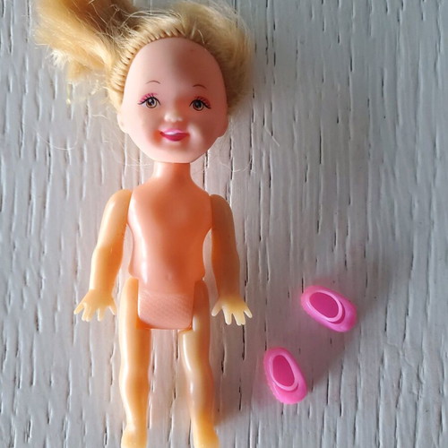 Barbie toddler with shoes used, very good