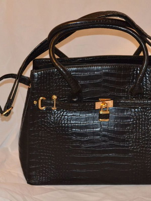 Γυναικεία τσάντα χειρός με λουράκι μαύρη σαν καινούργια