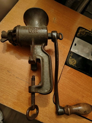 Antique hand-crank meat grinder like new for decor