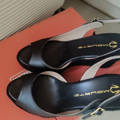 Mourtzi leather platform sandals size 39 like new, black