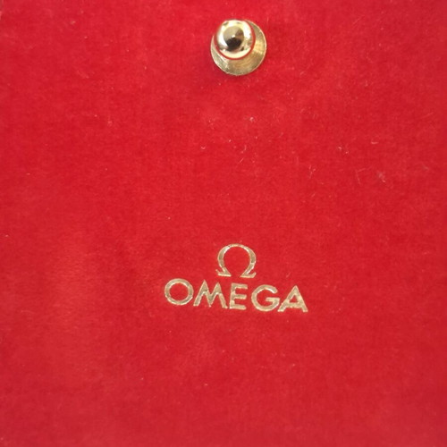 Θήκη ρολογιού Omega μεταχειρισμένη, κόκκινη με χρυσές λεπτομέρειες και μαξιλαράκι