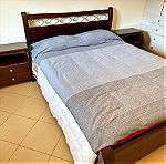  Διπλό κρεβάτι με στρώμα και σετ 2 κομοδίνα με συρτάρια.