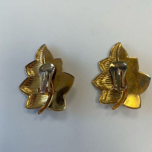 Vintage gold earrings with clip and pearl used