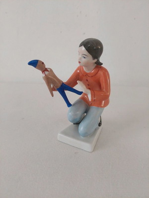 Κορίτσι που κρατά παιχνίδι κούκλα Hollohaza μεταχειρισμένο