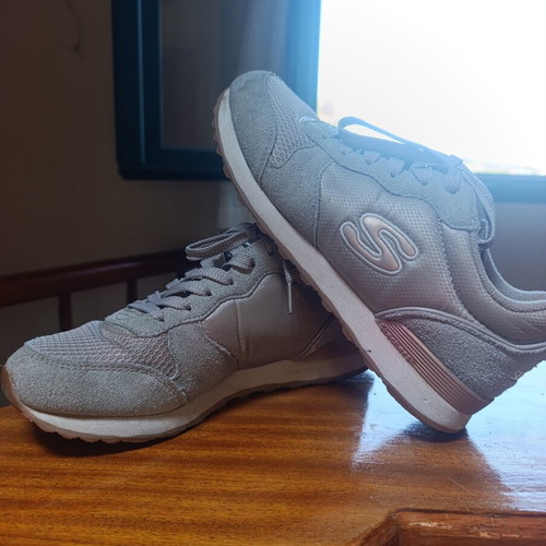 Skechers athletic shoes beige size 39 like new