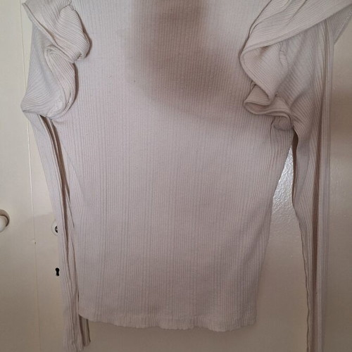 Ribbed knitted blouse with ruffles on shoulders Zara used, white, size M