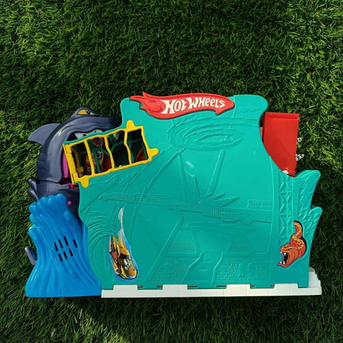 HotWheels Shark Pist mint, no car included