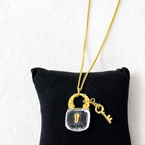 Swarovski necklace vintage like new with lock and key