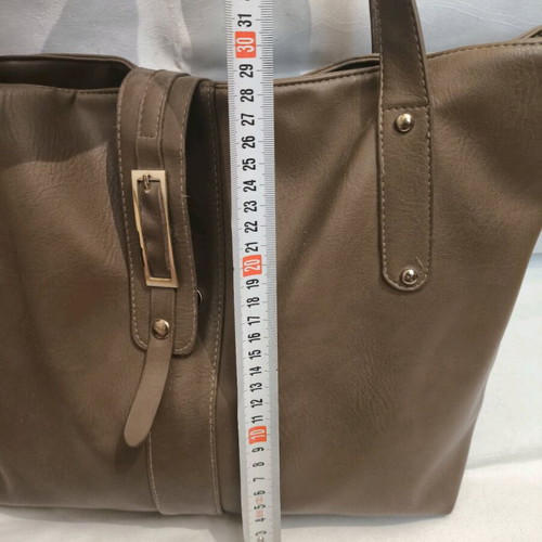 Brown large leather shoulder bag like new with zipper and gold details