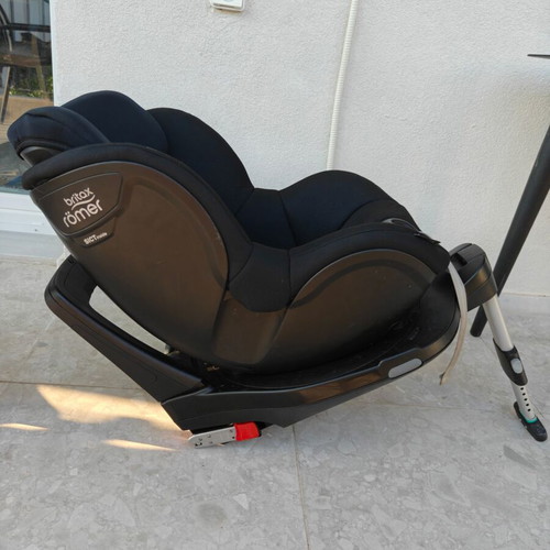 Britax Römer Dualfix i-Size car seat with Baby-Safe i-Size Base