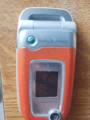 Sony Ericsson flip phone with external display and camera button