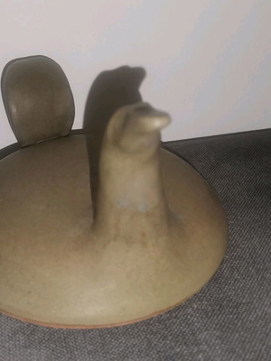 Ceramic decoration used, khaki with bird-shaped lid