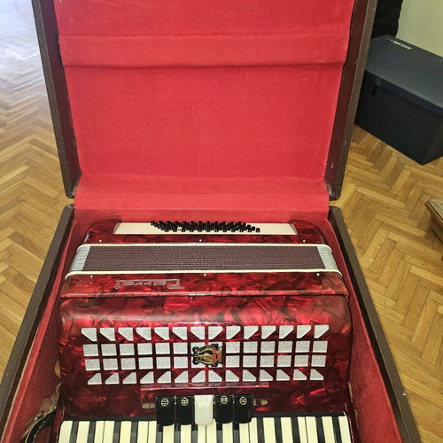 Parrot accordion with case like new, 34 keys, 60 bass