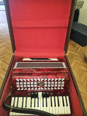 Parrot accordion with case like new, 34 keys, 60 bass
