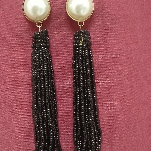 Long earrings with black beads and gold tone, 12 cm