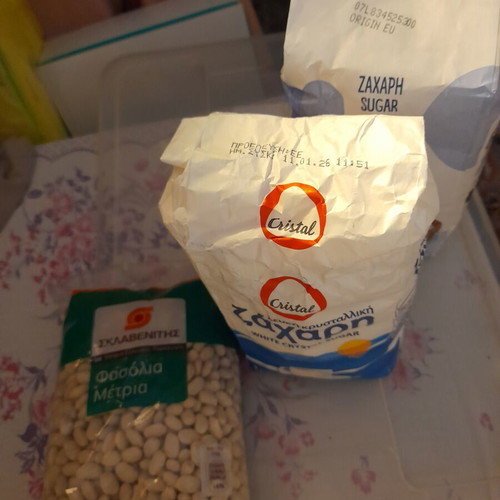 Φασόλια ελληνικά από τον Βόλο και πακέτα ζάχαρη καινούργια
