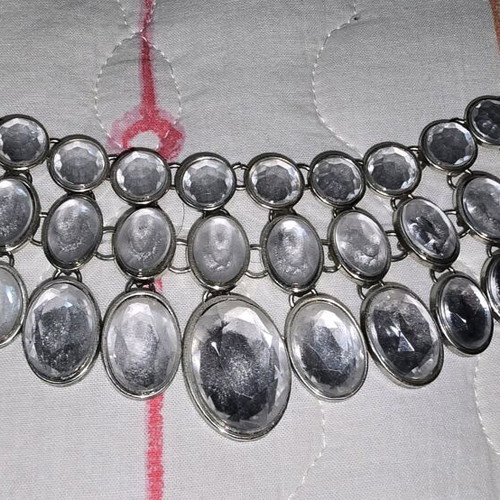 Necklace in silver tone with stones like new