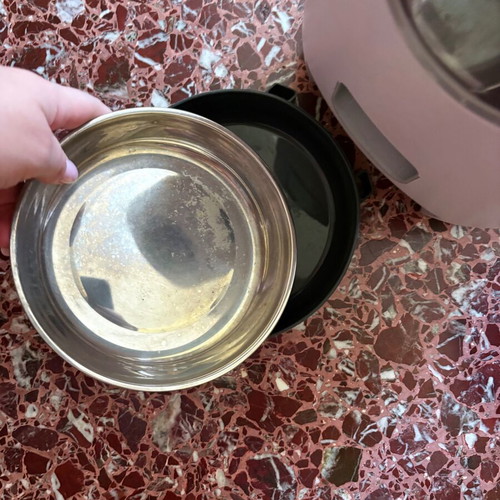 Automatic pet feeder with programmable feeding schedules