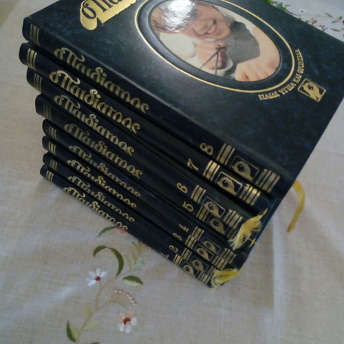 Encyclopedia O Paidiatros 8 volumes in excellent condition