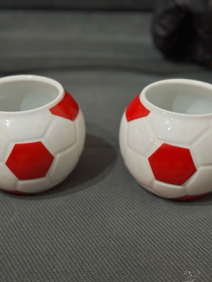 Mugs shaped like a ball like new, set of two