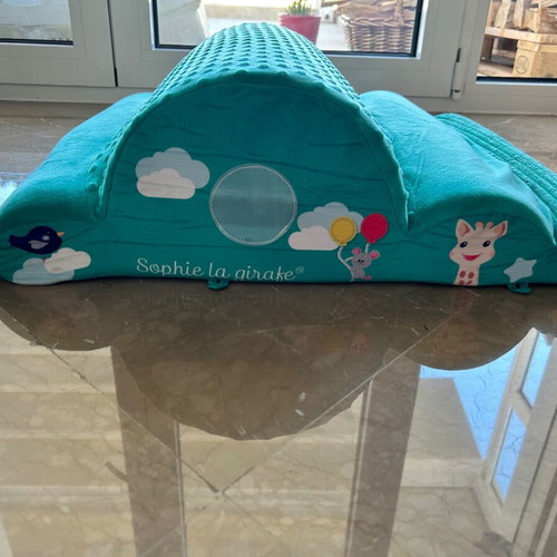 Sophie la girafe Climbing Cloud like new baby play cushion