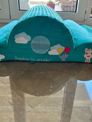 Sophie la girafe Climbing Cloud like new baby play cushion