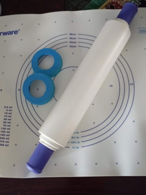 Tupperware rolling pin 66x46cm and set of 4 molds like new