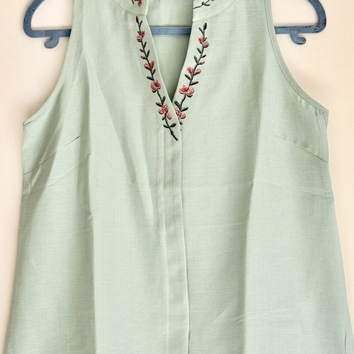 Shein sleeveless blouse new with tags, floral print, size M