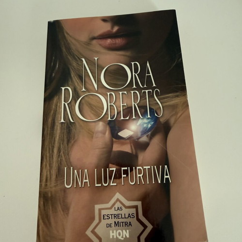 Una Luz Furtiva by Nora Roberts used, Spanish book