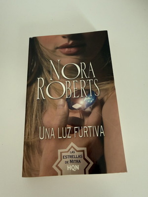Una Luz Furtiva της Nora Roberts μεταχειρισμένο, βιβλίο στα Ισπανικά