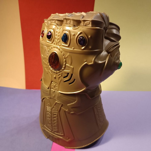 Marvel Avengers Infinity Gauntlet by Hasbro like new with audio and light