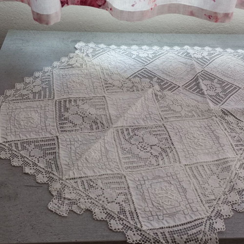 Set of 3 vintage table runners like new