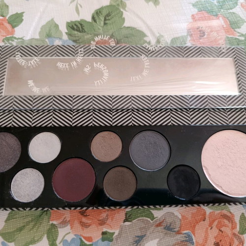 MAC Basic Bitch Eyeshadow Palette limited edition like new