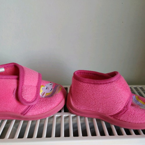 Pink slippers size 21 like new