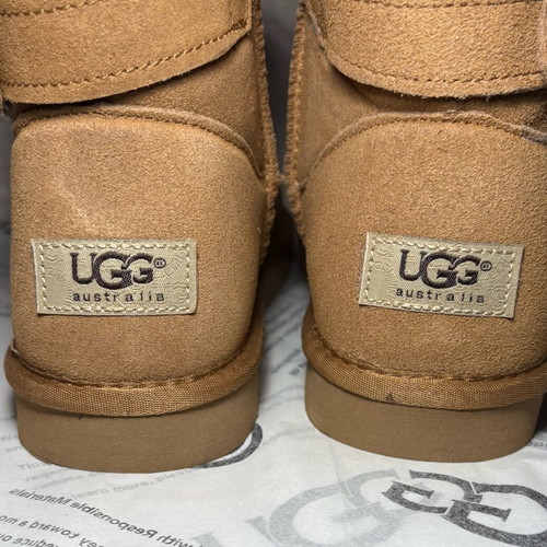 UGG Bailey Button II Chestnut boots new, size 40