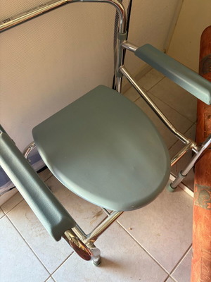 Καρέκλα τουαλέτα αχρησιμοποίητη